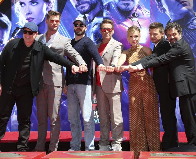 左起:Marvel Studios总裁Kevin Feige和Endgame一起演唱Chris Hemsworth,Chris Evans ......