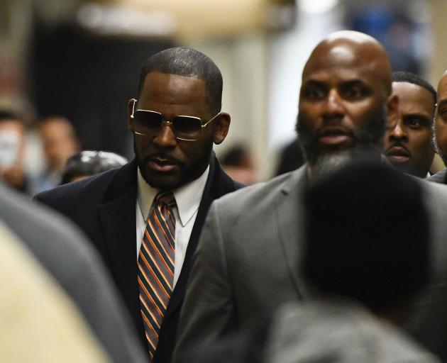 R. Kelly(左)到达法庭寻求他的子女抚养案。照片:AP