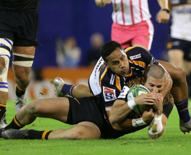 Jaguares的Sebastian Cancelliere由Brumbies球员Toni Pulu解决。照片:Getty Images