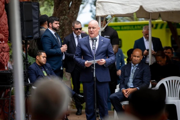 Christopher Luxon speaks at Waitangi today. Photo: RNZ / Mark Papalii