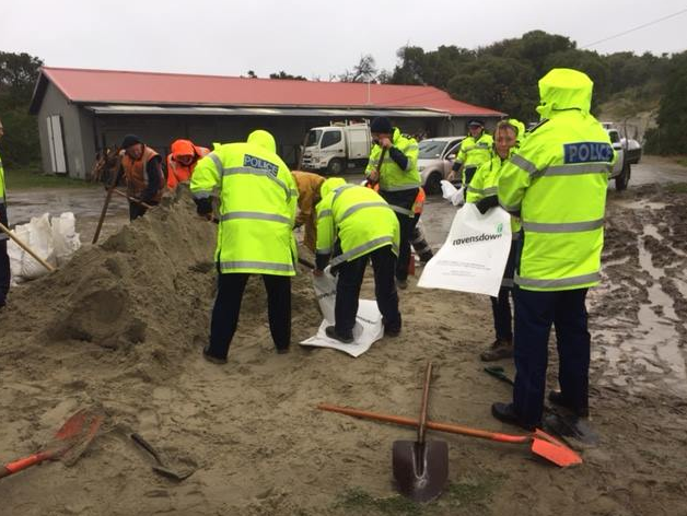 Dunedin Police are helping home owners fill sand bags. Photo: NZ Police facebook