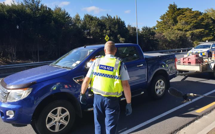 A police checkpoint on SH1 in Warkworth, north of Auckland. Photo: RNZ / Matthew Theunissen