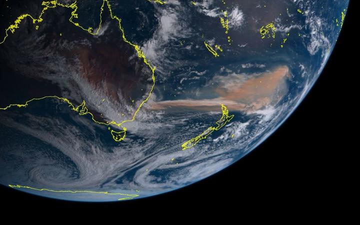 A screenshot from the Himawari-8 satellite shows clearly visible smoke over New Zealand. Photo: [...