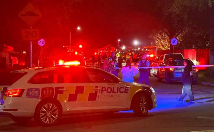 Emergency services at the scene of the house fire. Photo: RNZ / Sam Sherwood
