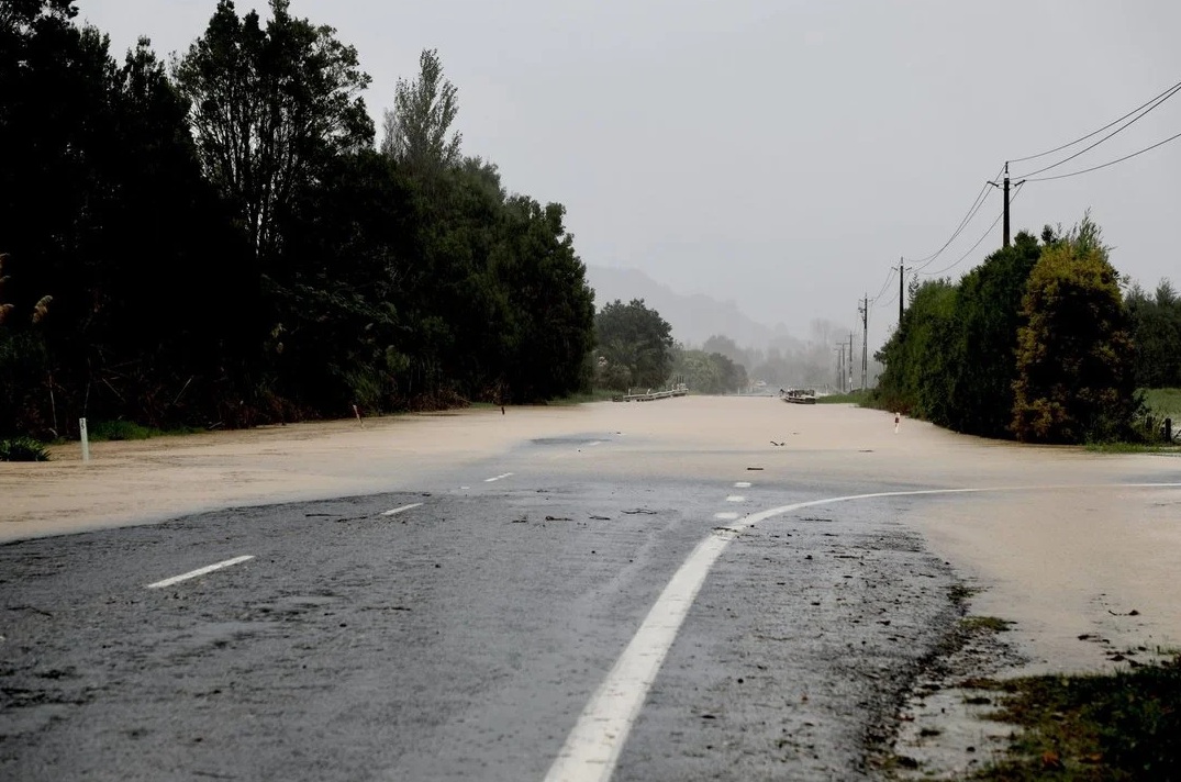 Roads in Whitianga were beginning to flood on Sunday morning. Photo: RNZ