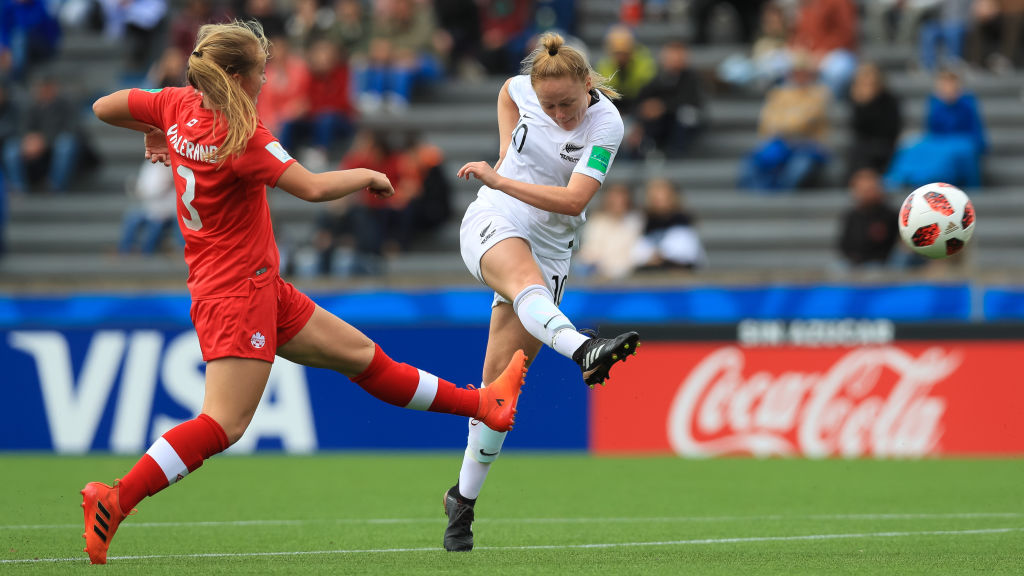 Grace Wisnewski gets to the ball before Canada's Julianne Vallerand. Photo: Getty Images 