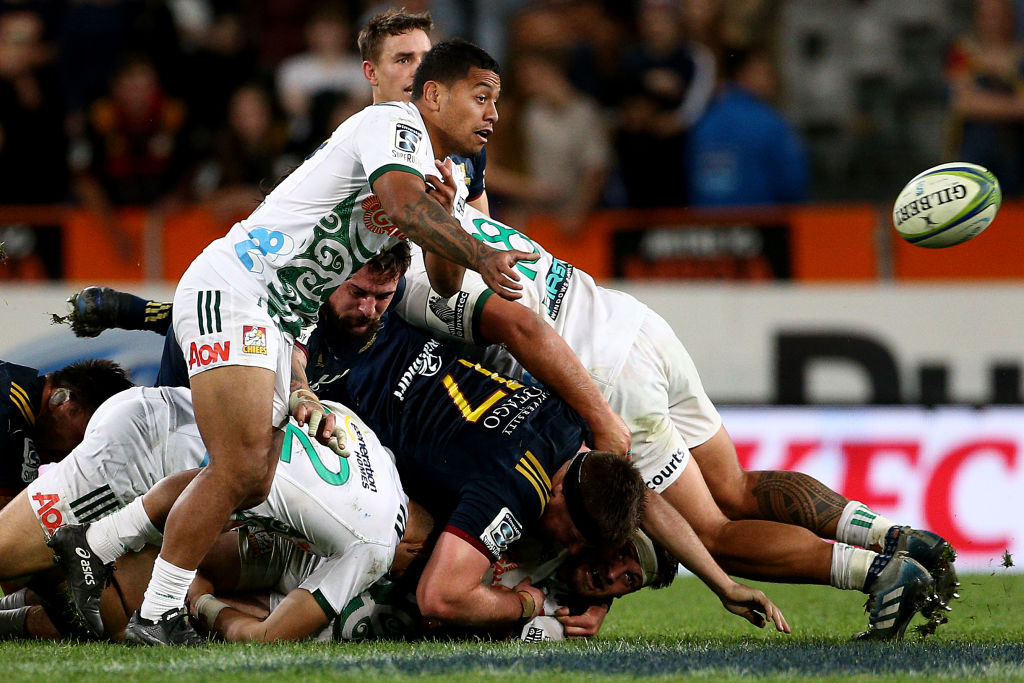 Chiefs halfback Te Toiroa Tahuriorangi spreads the ball against the Highlanders at Forsyth Barr...