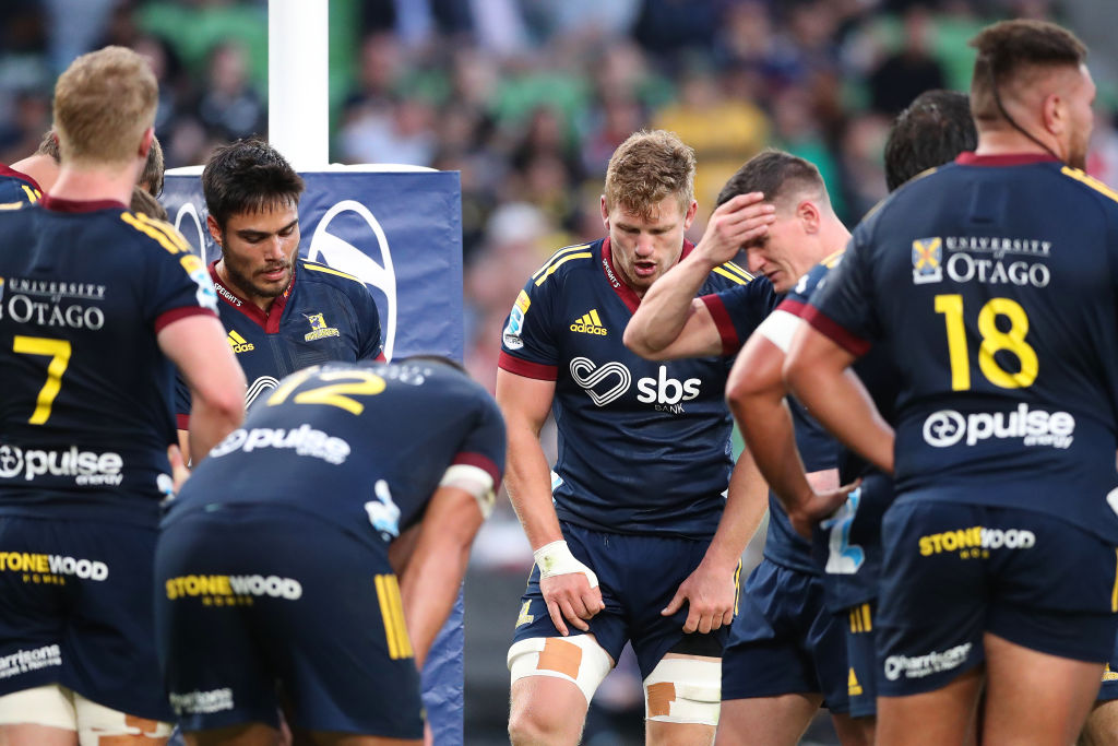 A dejected Highlanders side after the 52-15 thumping tonight. PHOTO: GETTY IMAGES