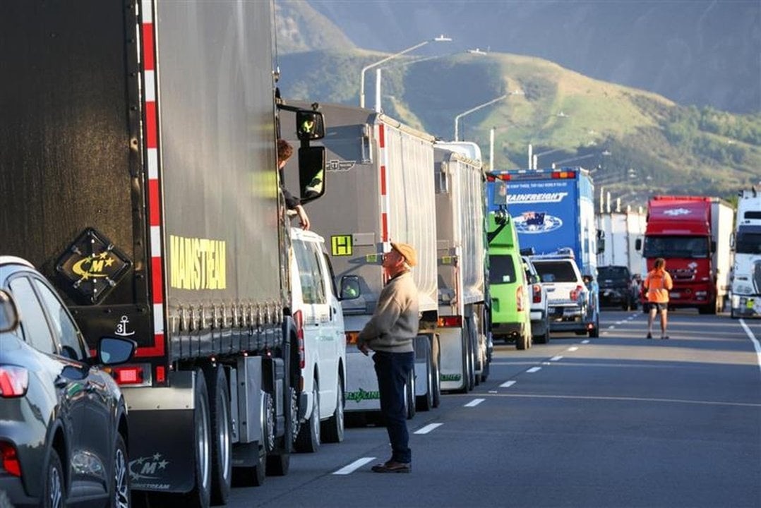 Traffic backing up on State Highway 1 near Kaikōura on Wednesday morning. Photo: RNZ