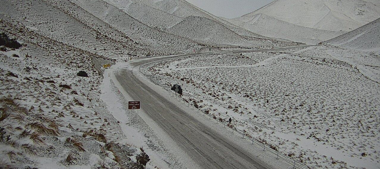 Snow blankets the Lindis Pass (SH8) this morning. Photo: MetService 