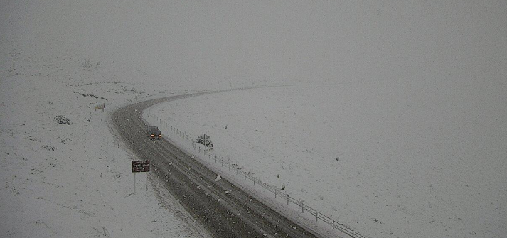 More snow is falling on the Lindis Pass, which remains open. Photo: MetService