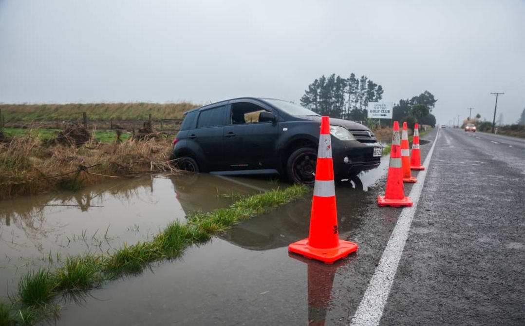 Some cars were abandoned in floodwaters on State Highway 1 north of Oamaru. Photo: RNZ