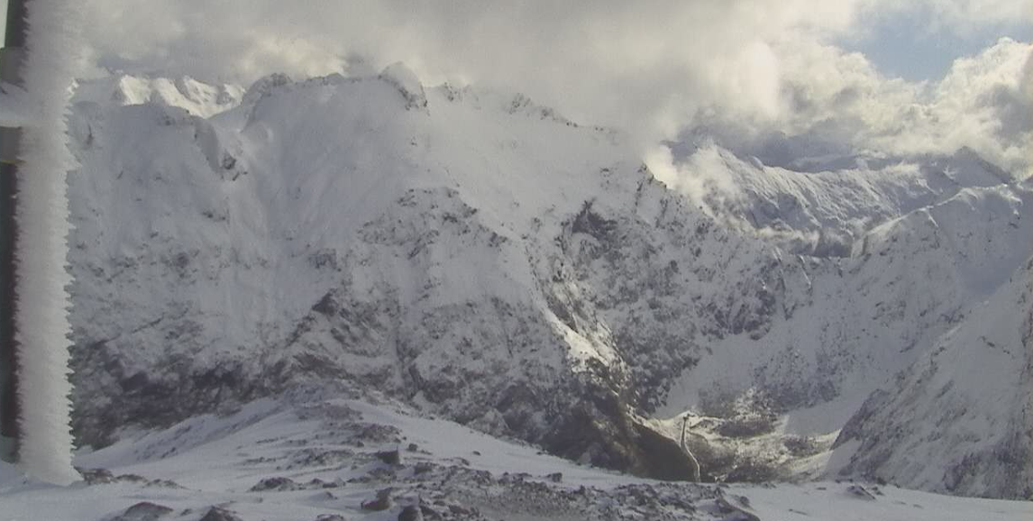 Heavy snow has blanketed parts of the Milford Road area and the avalanche risk is moderate on...