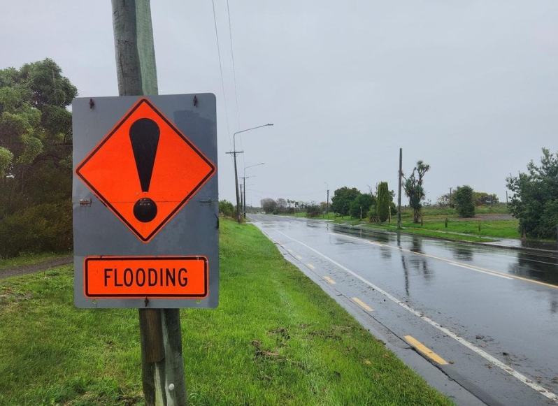 Flooding on New Brighton Rd in Christchurch this afternoon. Photo: RNZ