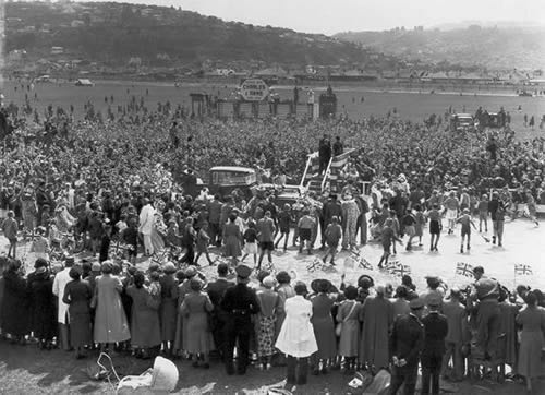 The Queen received a warm welcome at Forbury Park in 1954. Photo: nzhistory.govt.nz