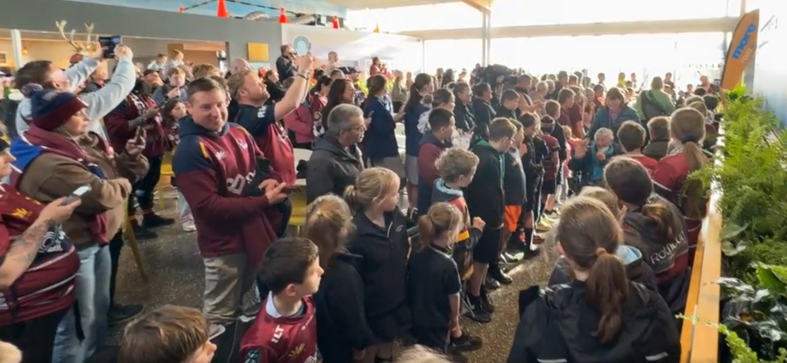 A large crowd awaited the team's arrival at Invercargill Airport. 
