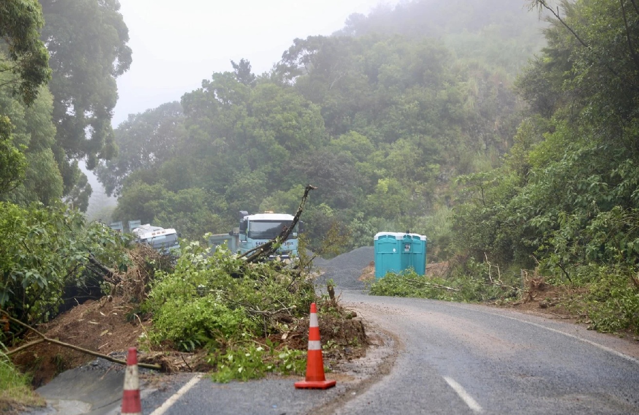 Contractors work to clear a slip near Ōakura in Northland. Photo: RNZ