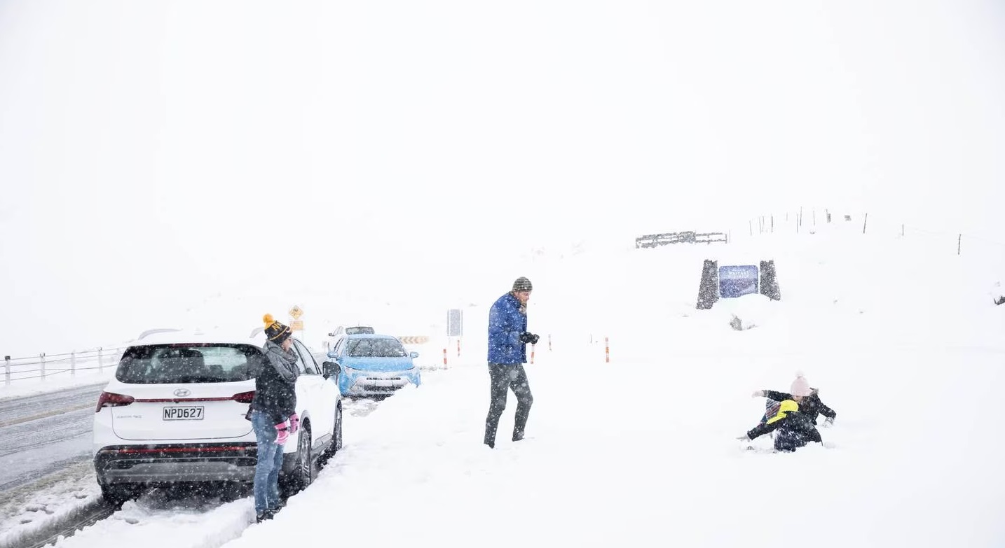 A snowy Lindis Pass on Friday. Photo: NZ Herald