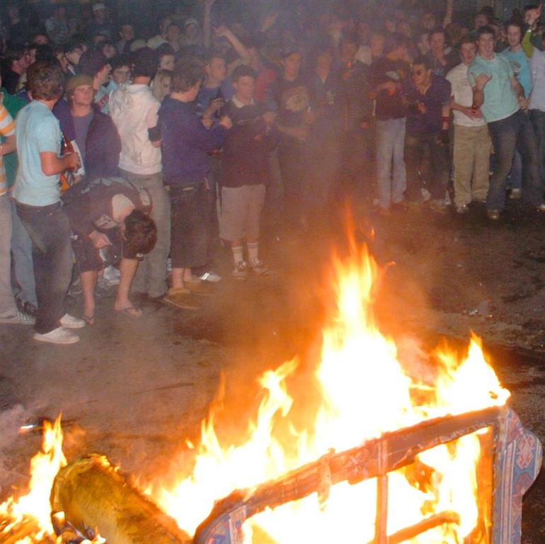 begleiten Konzession Stabil burning sofa cool Verbrecher Sache