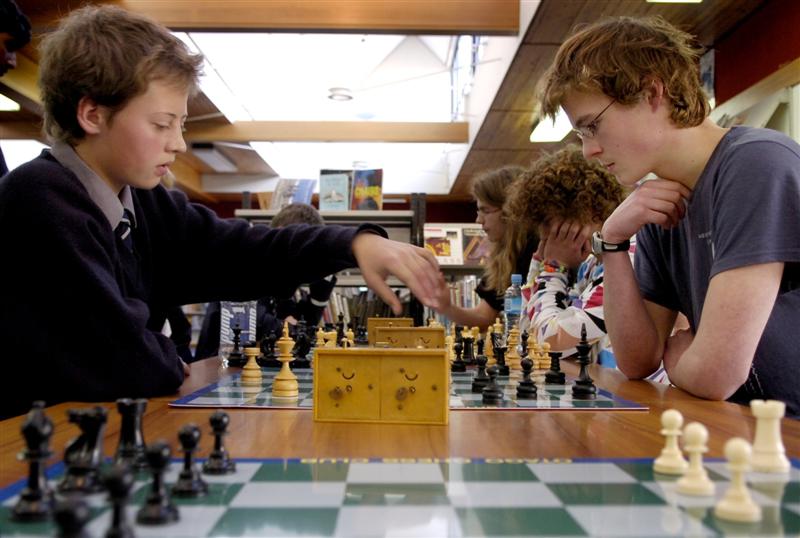 Ребята шахматы играют