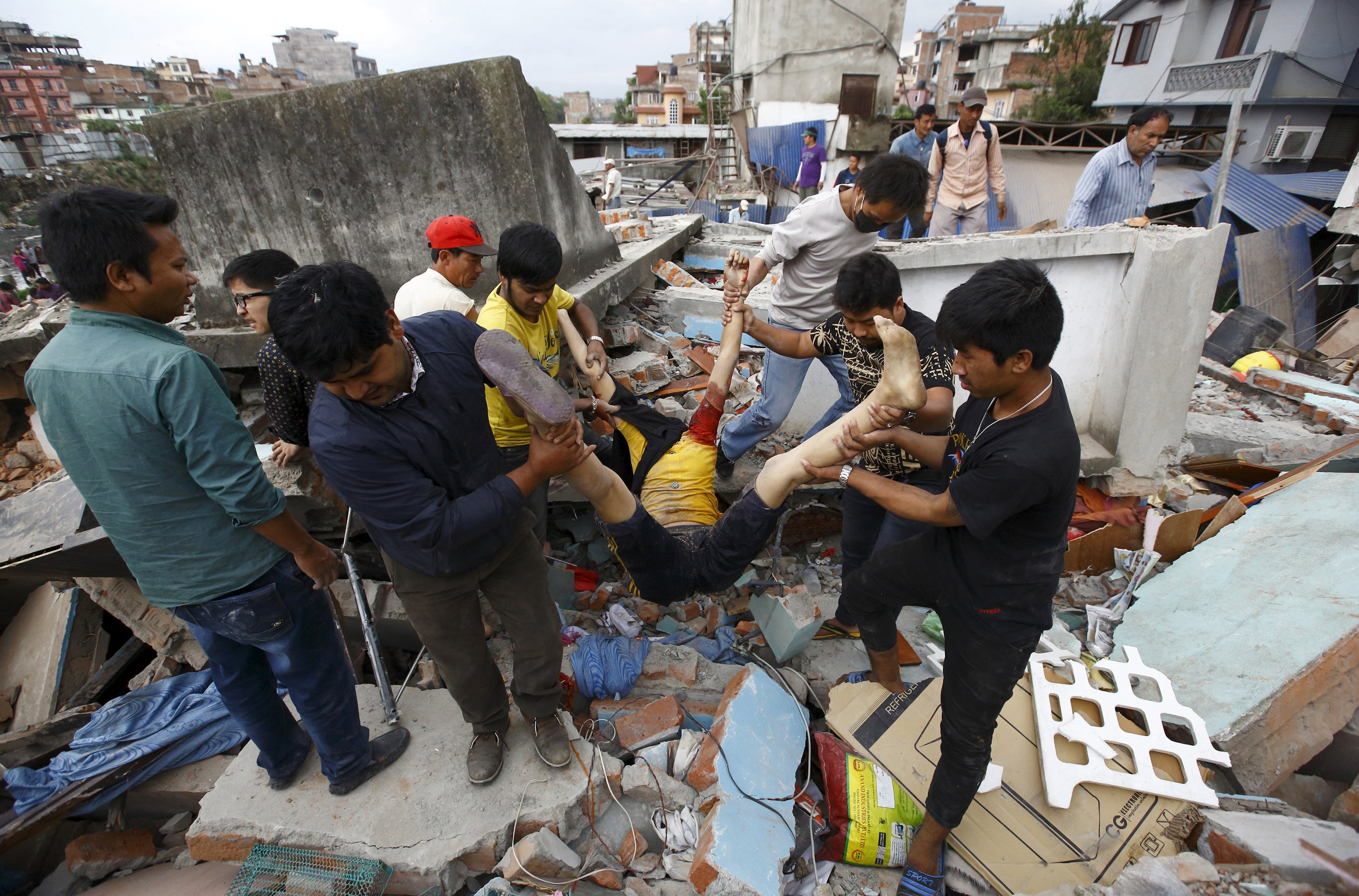 Землетрясение и люди. Землетрясение в Непале 2015. Непал 2015 землетрясение 25 апреля. Катманду землетрясение 2015. Катманду землетрясение.
