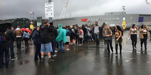 Stadium 'sorry' for locking out Guns N' Roses fans