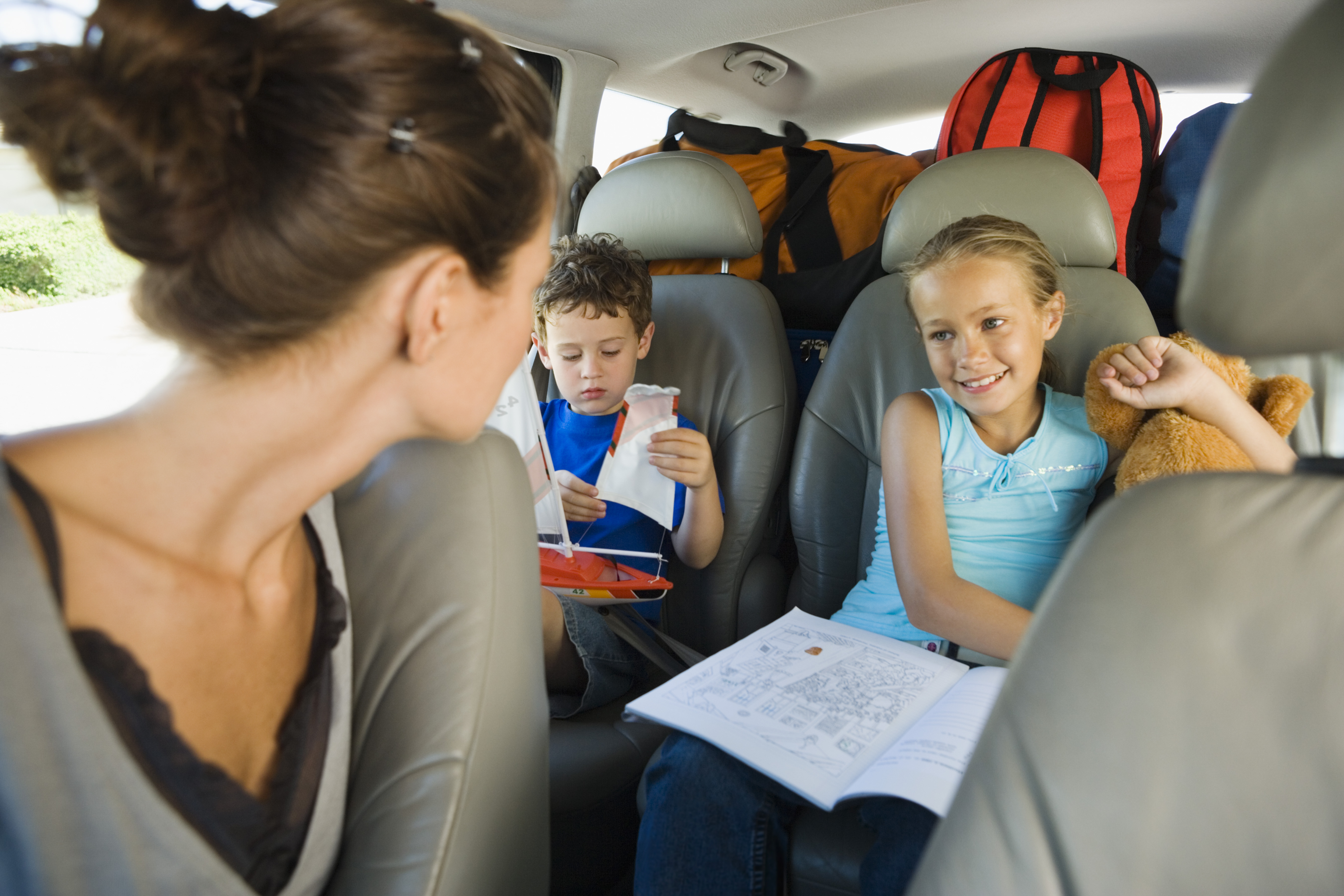Поездка. Путешествие с детьми. Дети на дороге. Дети путешествуют. Путешествие с ребенком на автомобиле.
