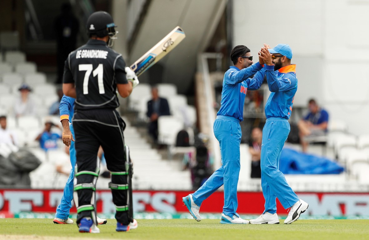 India's Ravindra Jadeja (C) celebrates the wicket of New Zealand's Colin de Grandhomme. Photo:...
