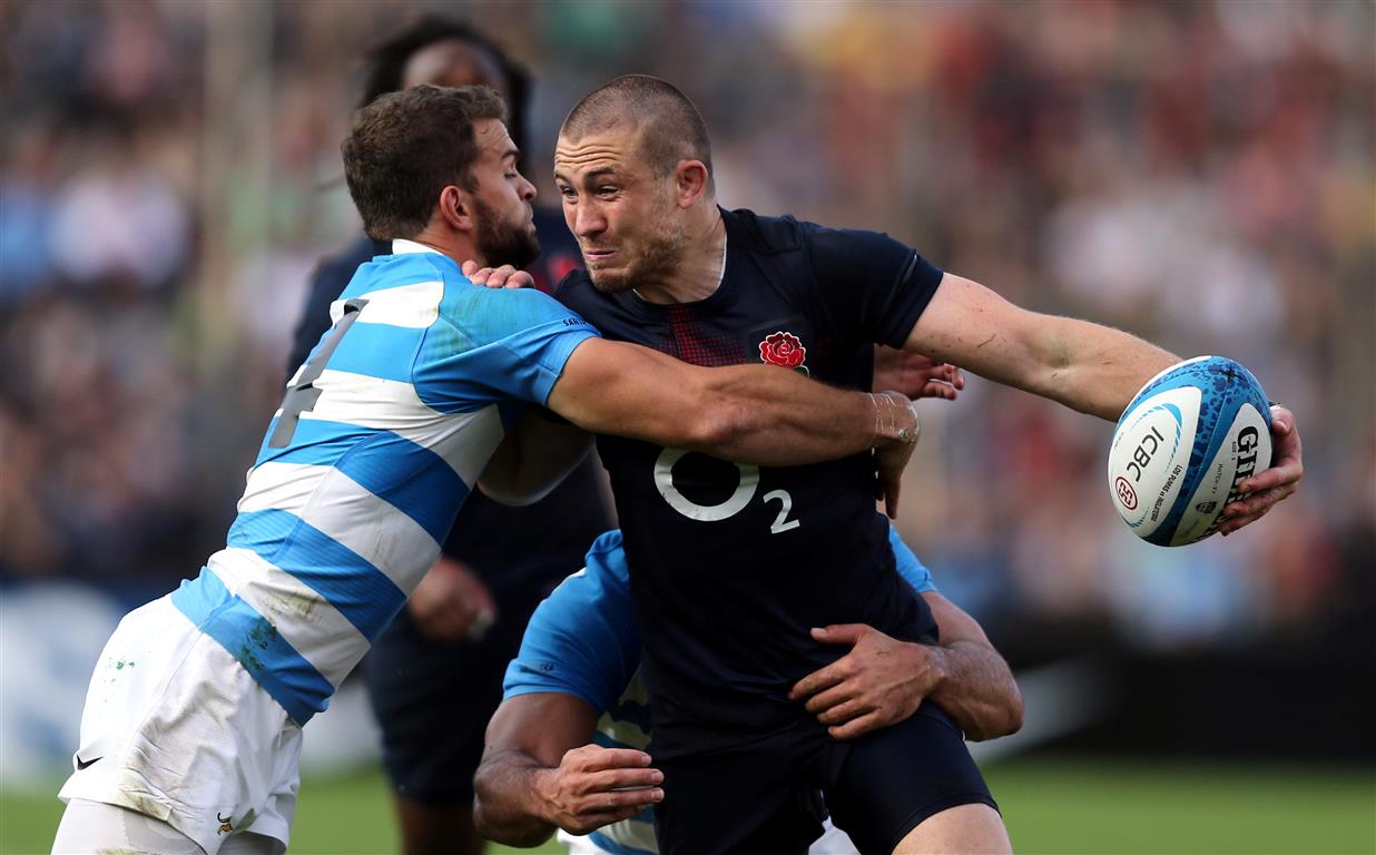 England's Mike Brown (R) is caught by the Argentina defence. Photo Reuters