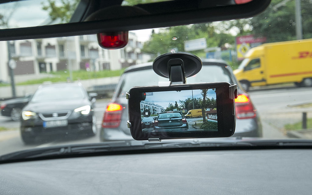 Видео нарушения пдд куда отправить с видеорегистратора. Видеорегистратор направленный на водителя. фиксация на регистратор. штраф за видеорегистратор.