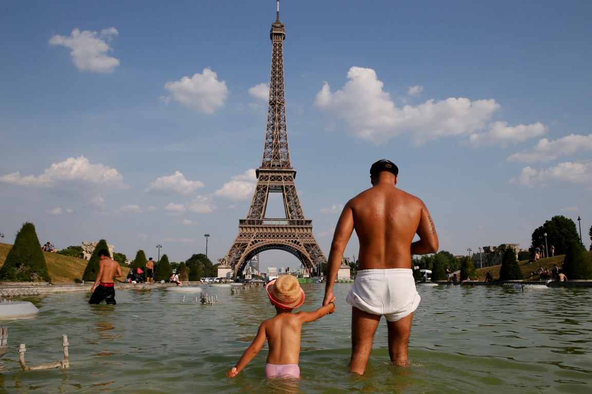 People cool off in Trocadero fountains, near the Eiffel Tower in Paris. Photo Reuters 
