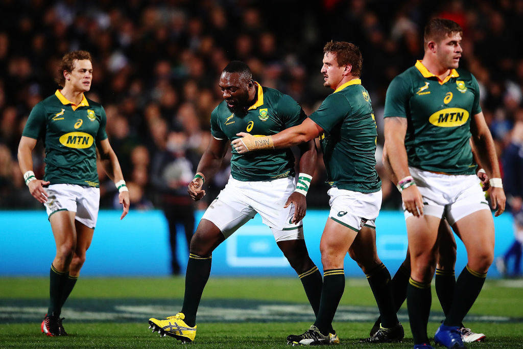 Tendai Mtawarira (2nd L) celebrates after South Africa won a penalty against the All Blacks...