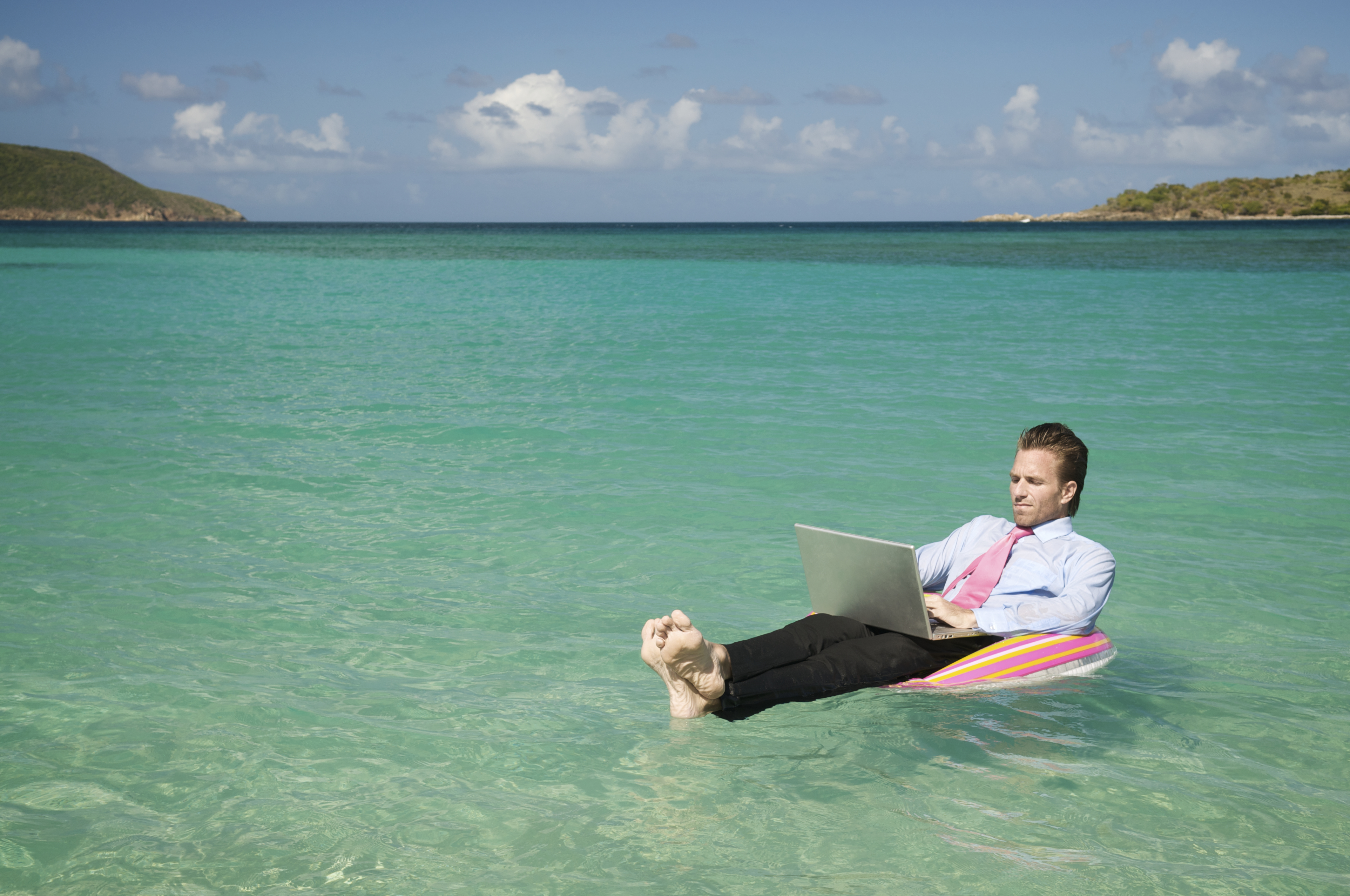 Дауншифт. Дауншифтинг. Бизнесмен на море. Человек с ноутбуком на море. Программист на море с ноутом.