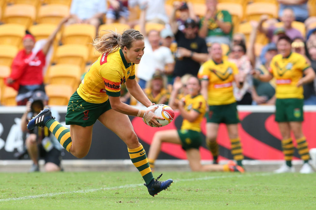 Isabelle Kelly runs in to score a try for Australia. Photo: Getty