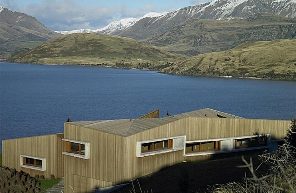 Te Kaitaka nestles in its dramatic landscape, with views of the Southern Alps and Lake Wanaka.