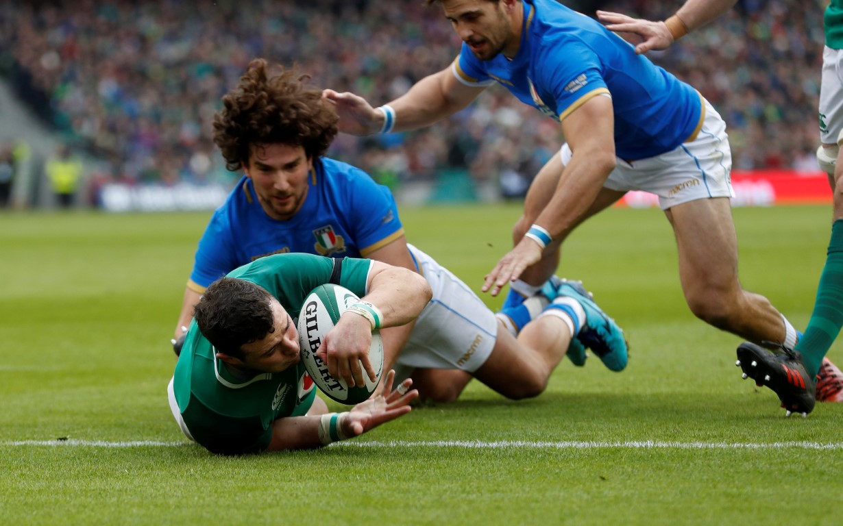 Robbie Henshaw dives over to score Ireland's first try. Photo: Reuters