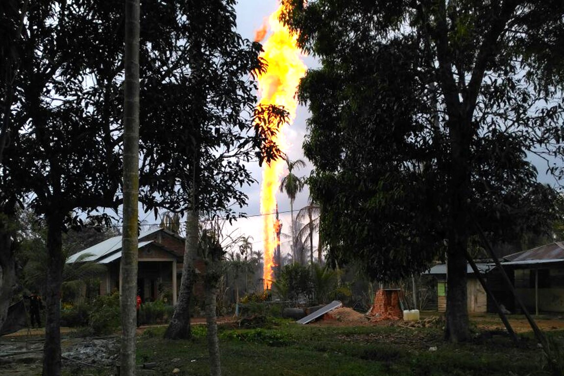 The well burns at a village in Ranto Peureulak, Aceh Province. Photo: Reuters 