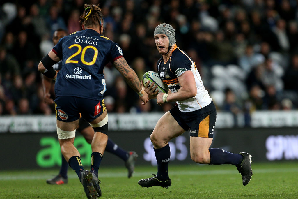 Highlanders flanker Elliot Dixon lines up the Brumbies' David Pocock. Photo: Getty