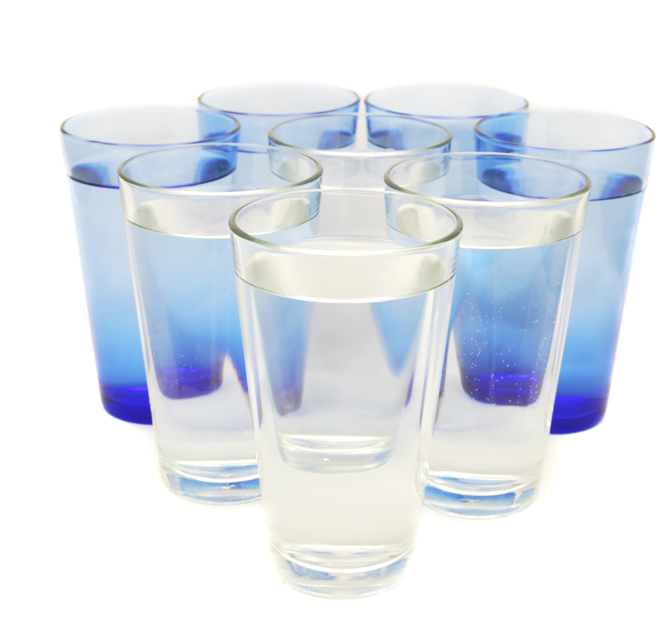 Много стаканов воды. Стакан воды. Много стаканов с водой. Пить воду. Синяя вода в стакане.