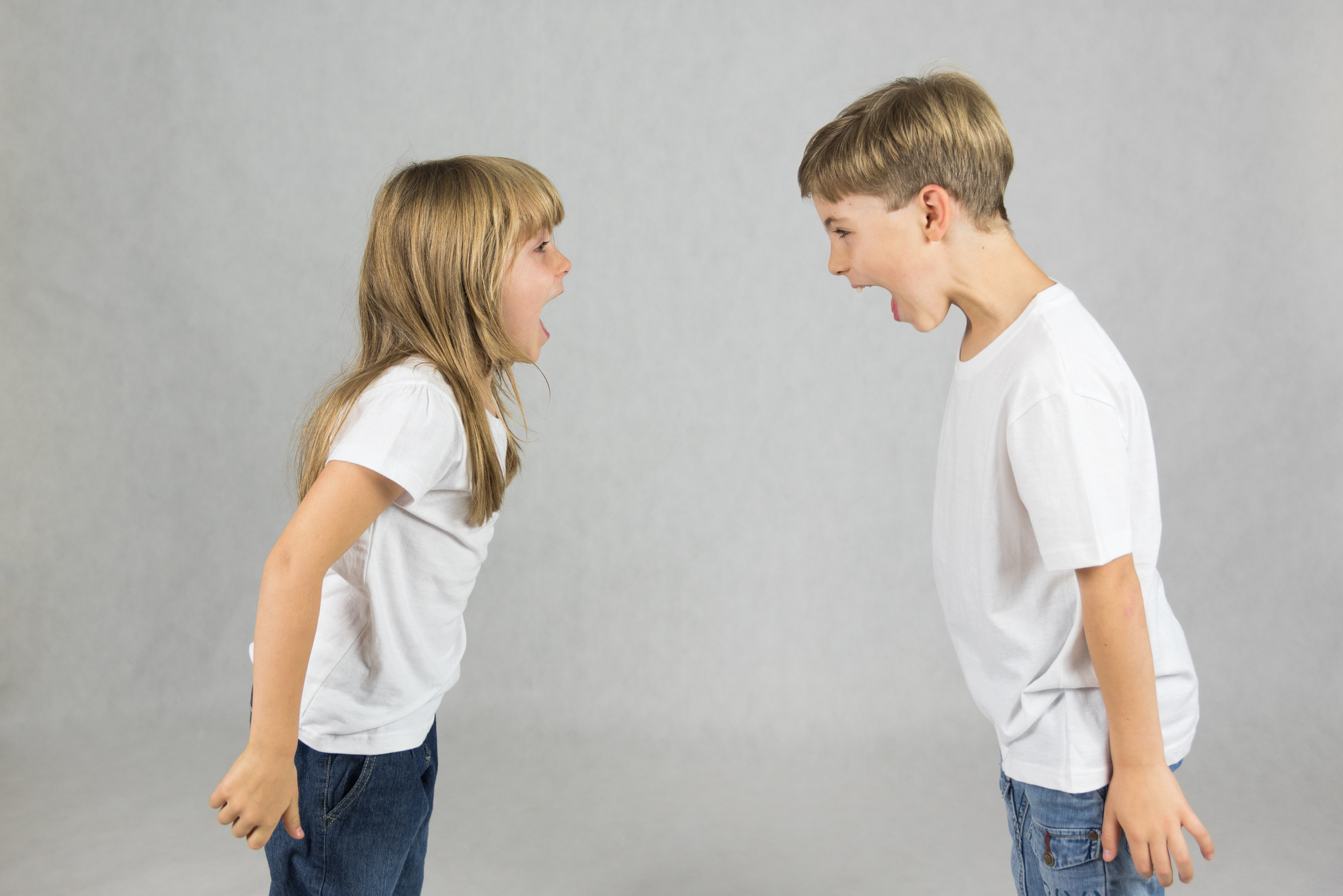 Конфликтность подросткового возраста. Конфликт между детьми. Мальчик и девочка ссорятся. Ссоры между братьями и сестрами. Ссора брата и сестры.