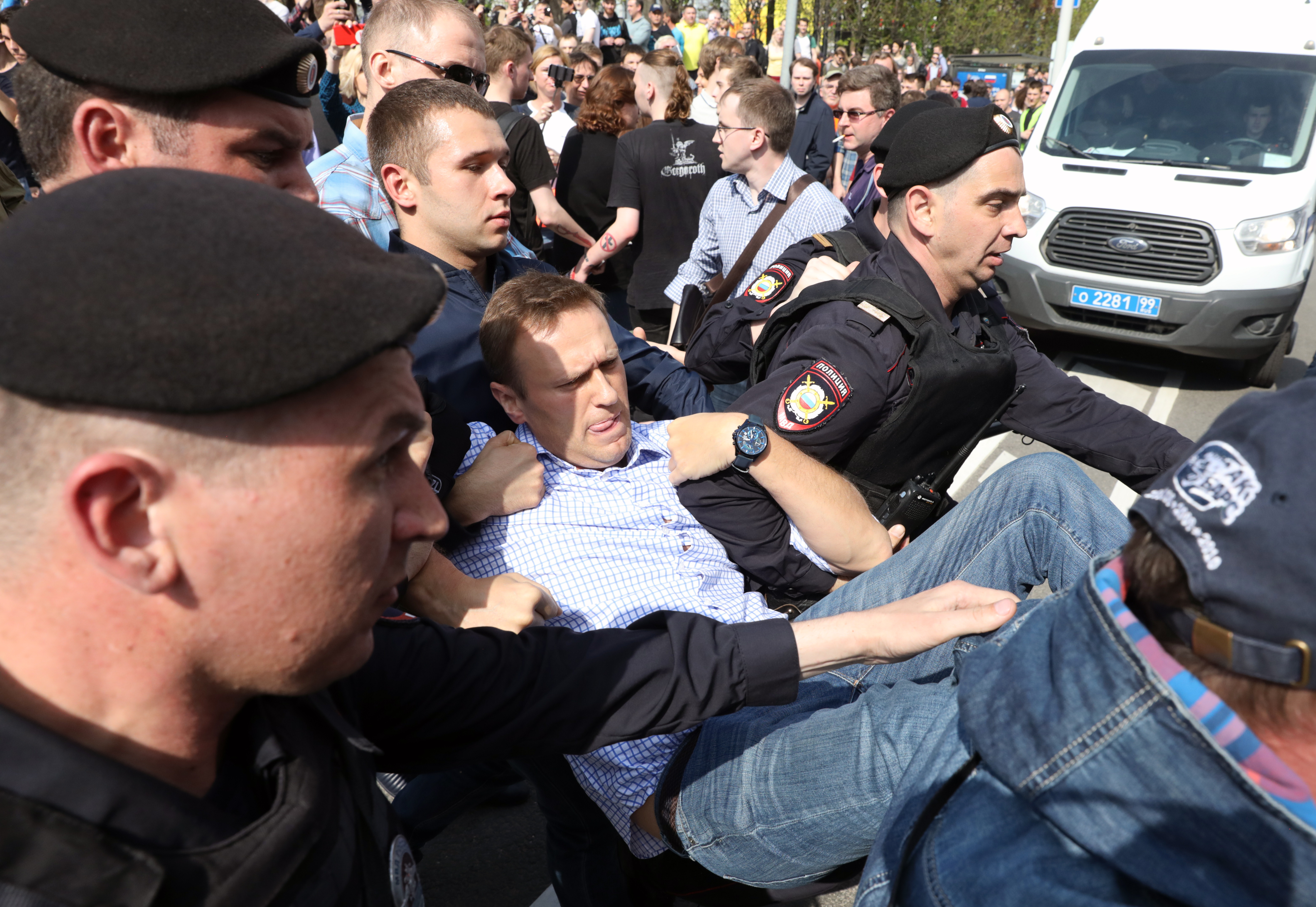 Митинг посадили. Навальный фото. Навальный автозак.