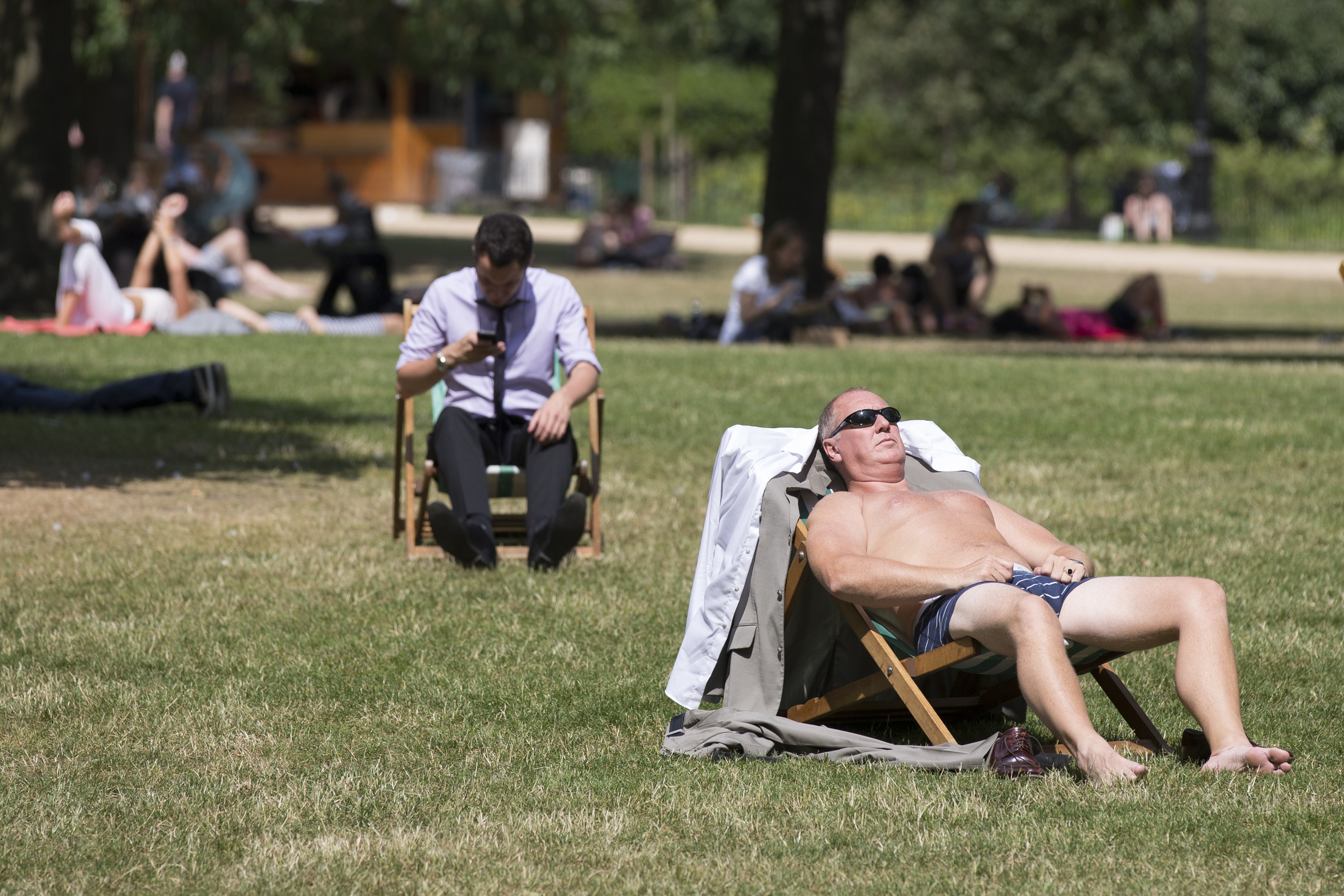 Too hot to work, Britons de-suit in the park instead during a London heatwave. Photo: Getty Images
