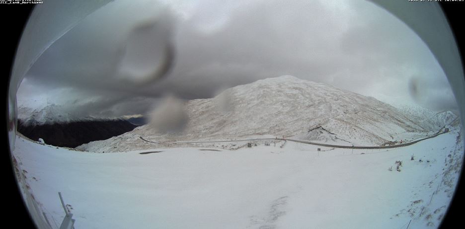 The Crown Range Rd coated in snow this morning. Photo: MetService