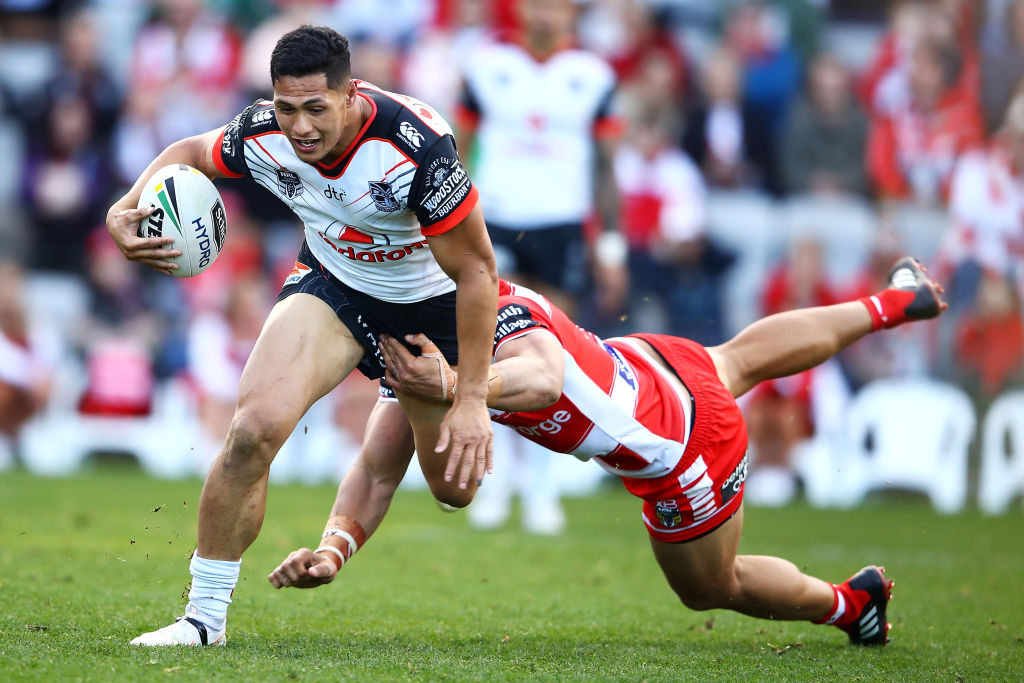 Warriors skipper Roger Tuivasa-Sheck is caught by an Illawarra tackler. Photo: Getty