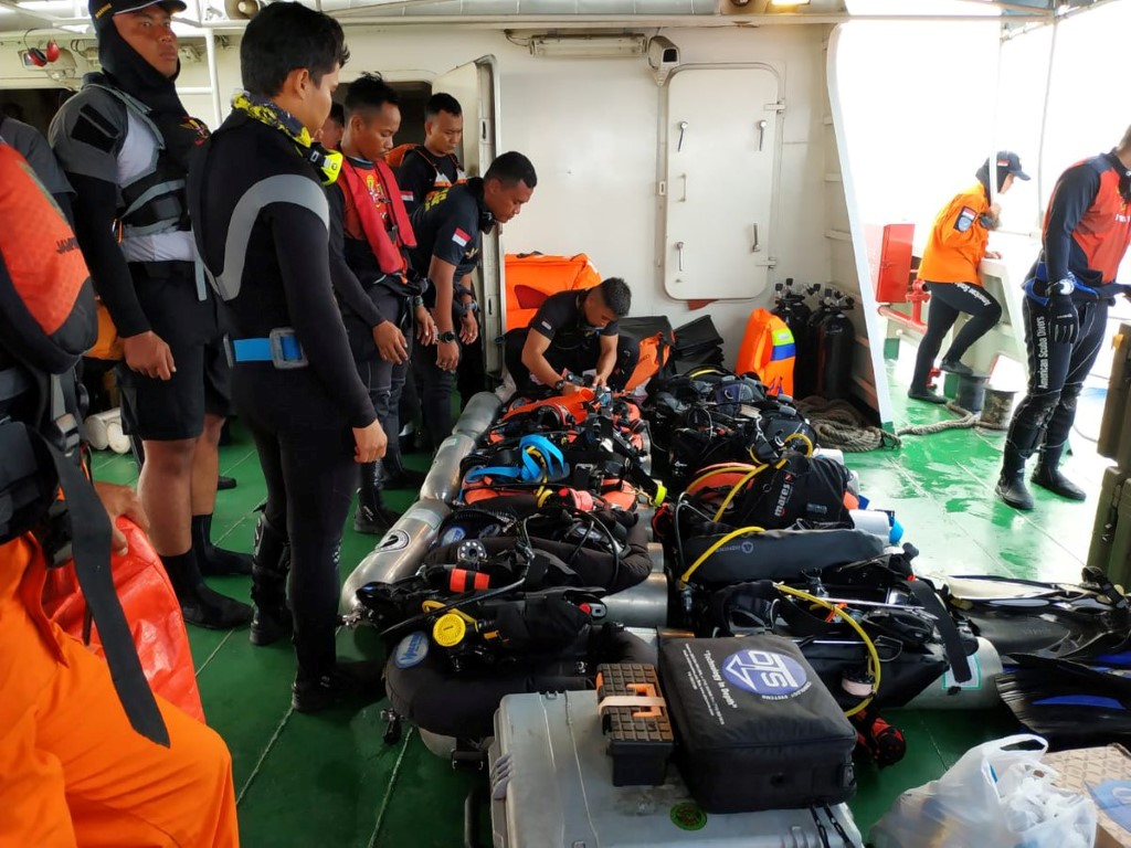 Divers prepare to set out for a search after the plane crash. Photo: Reuters