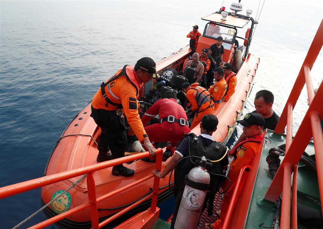 Divers prepare to begin a search for the crashed plane last week. Photo: Reuters 