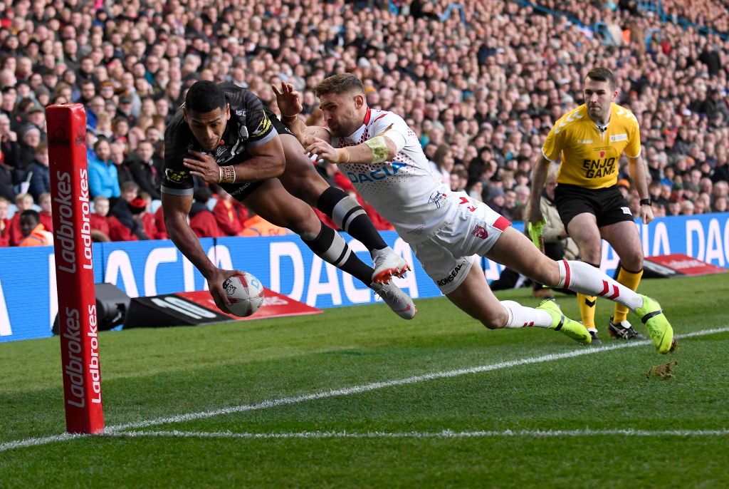 New Zealand's Jamayne Isaako dives for the corner in the tackle of England's Tommy Makinson....