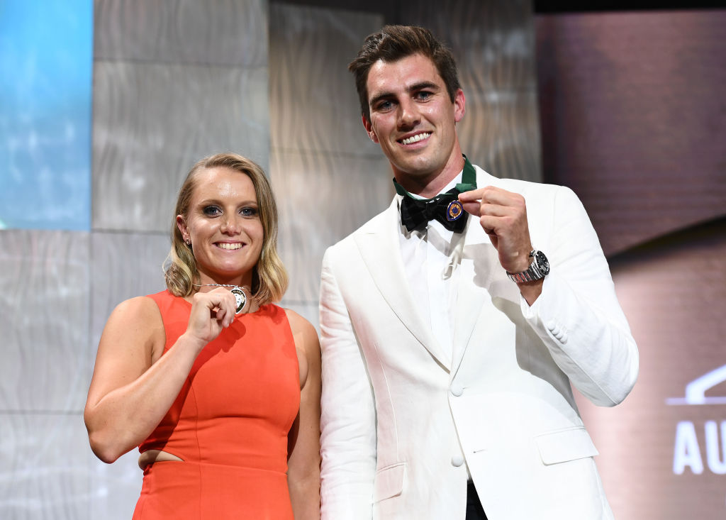 Alyssa Healy and Pat Cummins pose with their medals. Photo: Getty