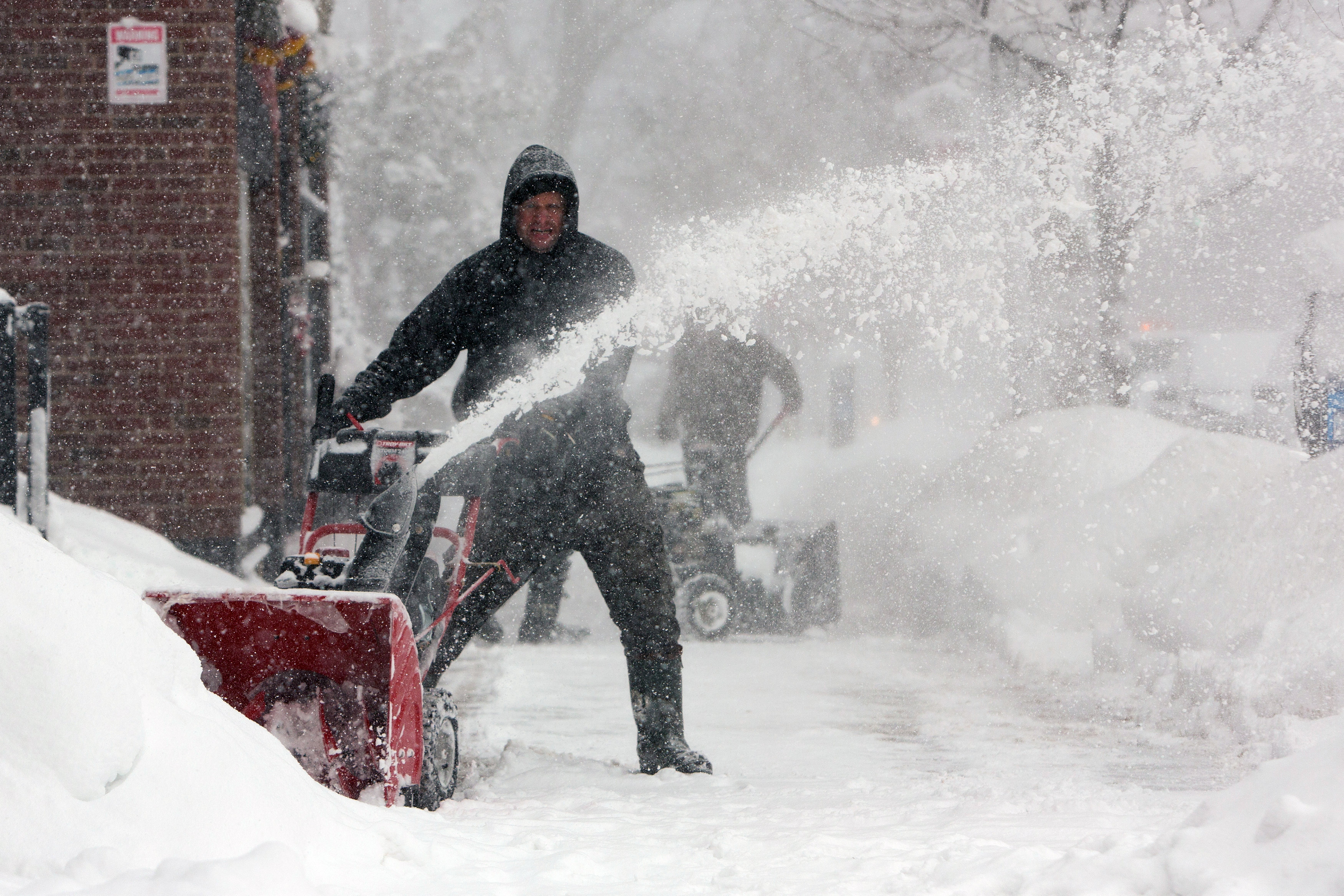 Snow comes in the. Мэрион сноу 2012. Машина для уборки снега. Суровая зима. Дом зимой.