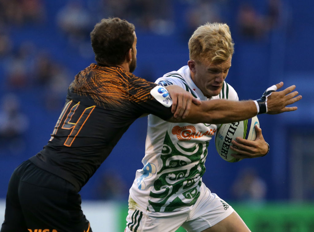 Damian McKenzie of the Chiefs (R) is challenged by the Jaguares' Ramiro Moyano. Photo: Getty